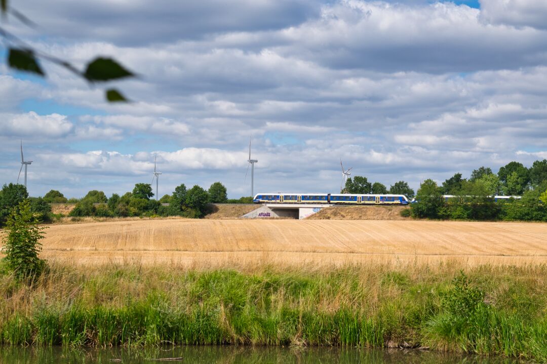 Die neue "Lieblinxxbahn" der RE10 fährt durch die Sommerlandschaft im Innerstetal