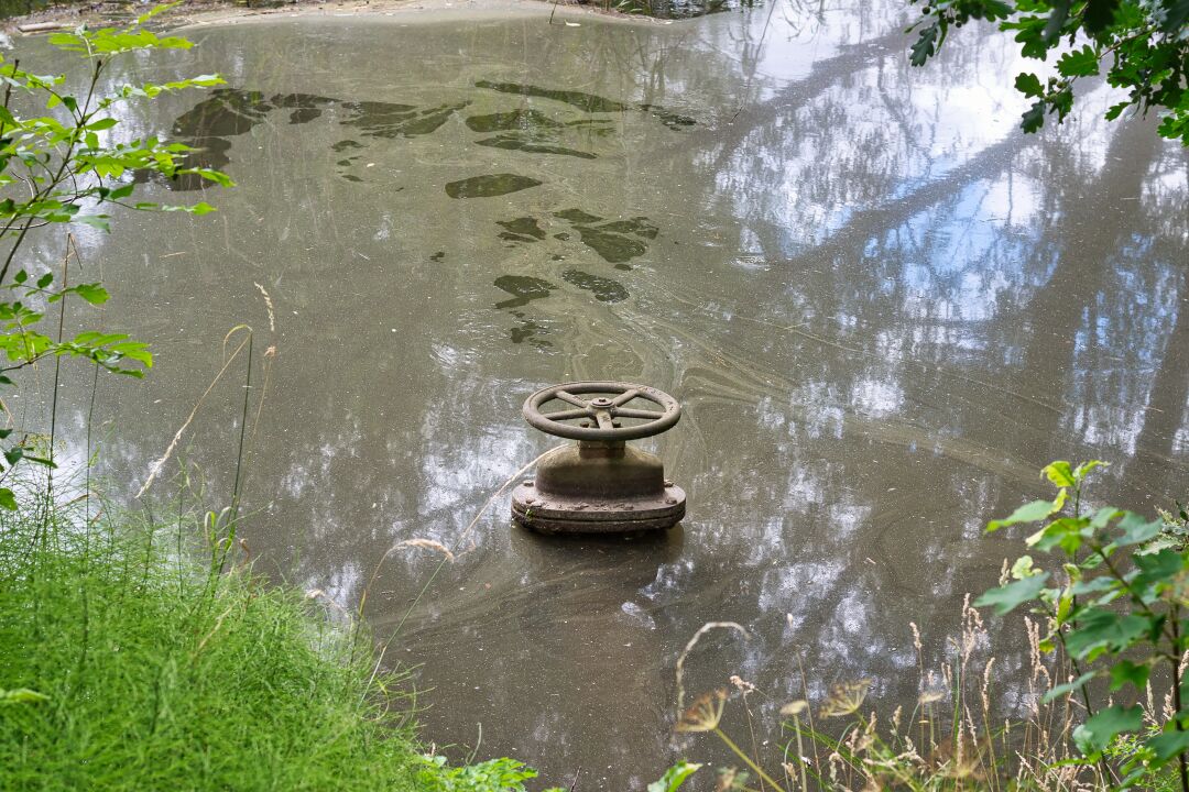 Normalerweise sieht man dieses Absperrrad nicht da es vom Wasser umgeben ist.