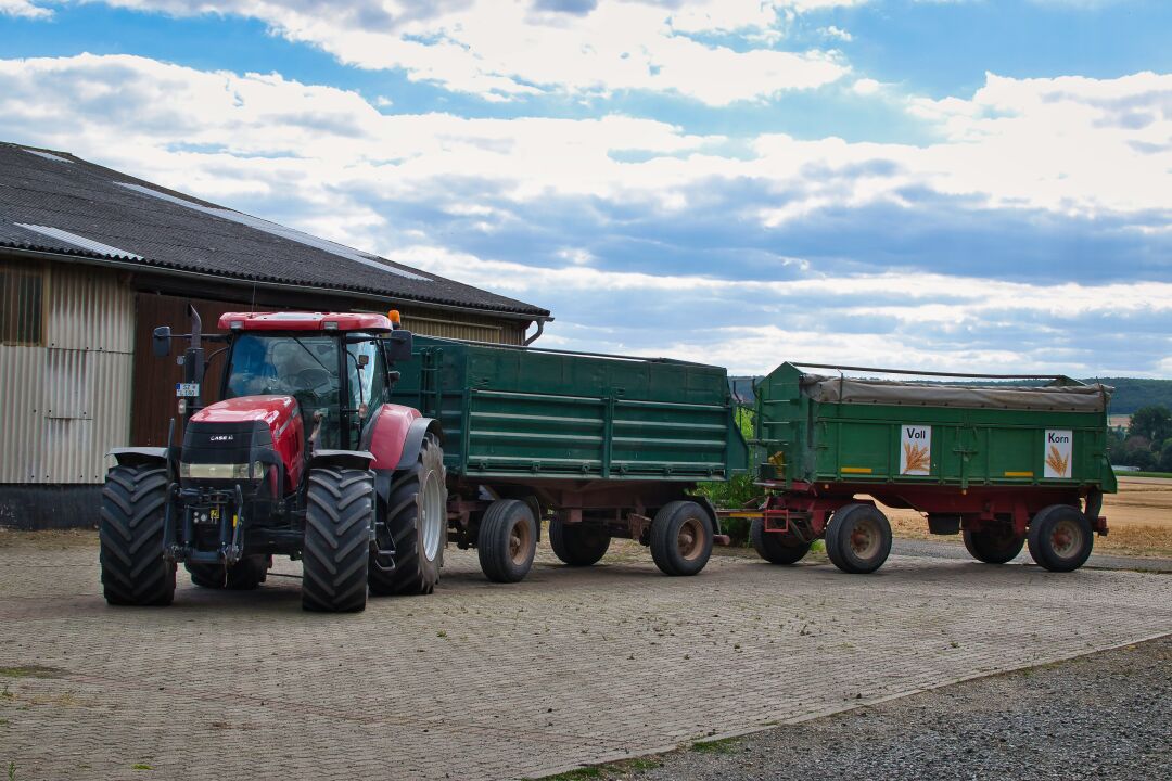 Traktor mit 2 Anhängern
