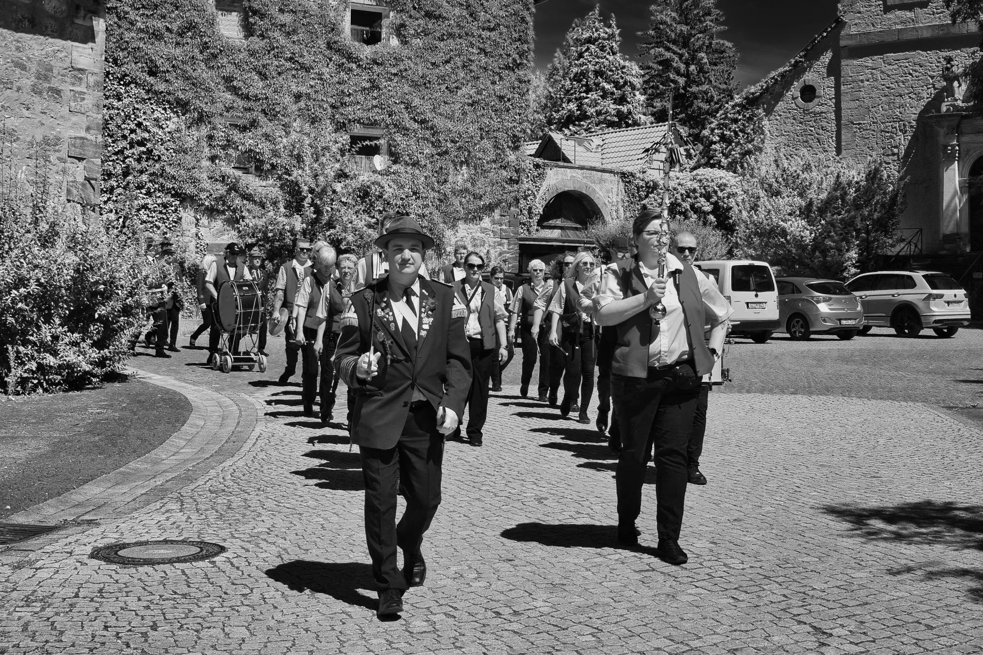 Spielmannzug der Schützengilde Ringelheim auf dem Weg zum Schloss Ringelheim um den Festumzug abzuholen