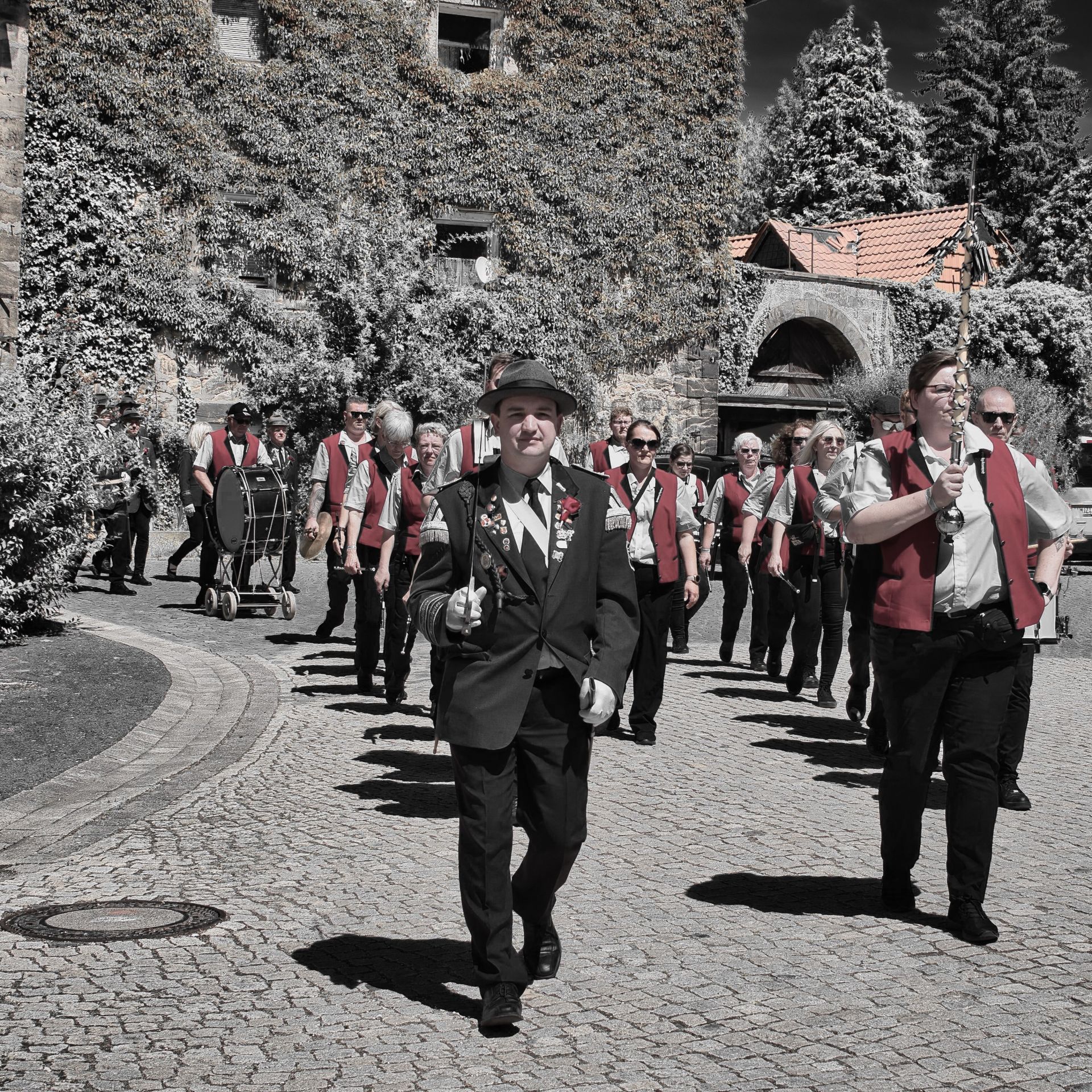 Spielmannzug der Schützengilde Ringelheim auf dem Weg zum Schloss Ringelheim um den Festumzug abzuholen